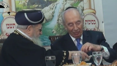 תיעוד: הביקור של הנשיא פרס בסוכת מרן הגר"ע יוסף זצ"ל