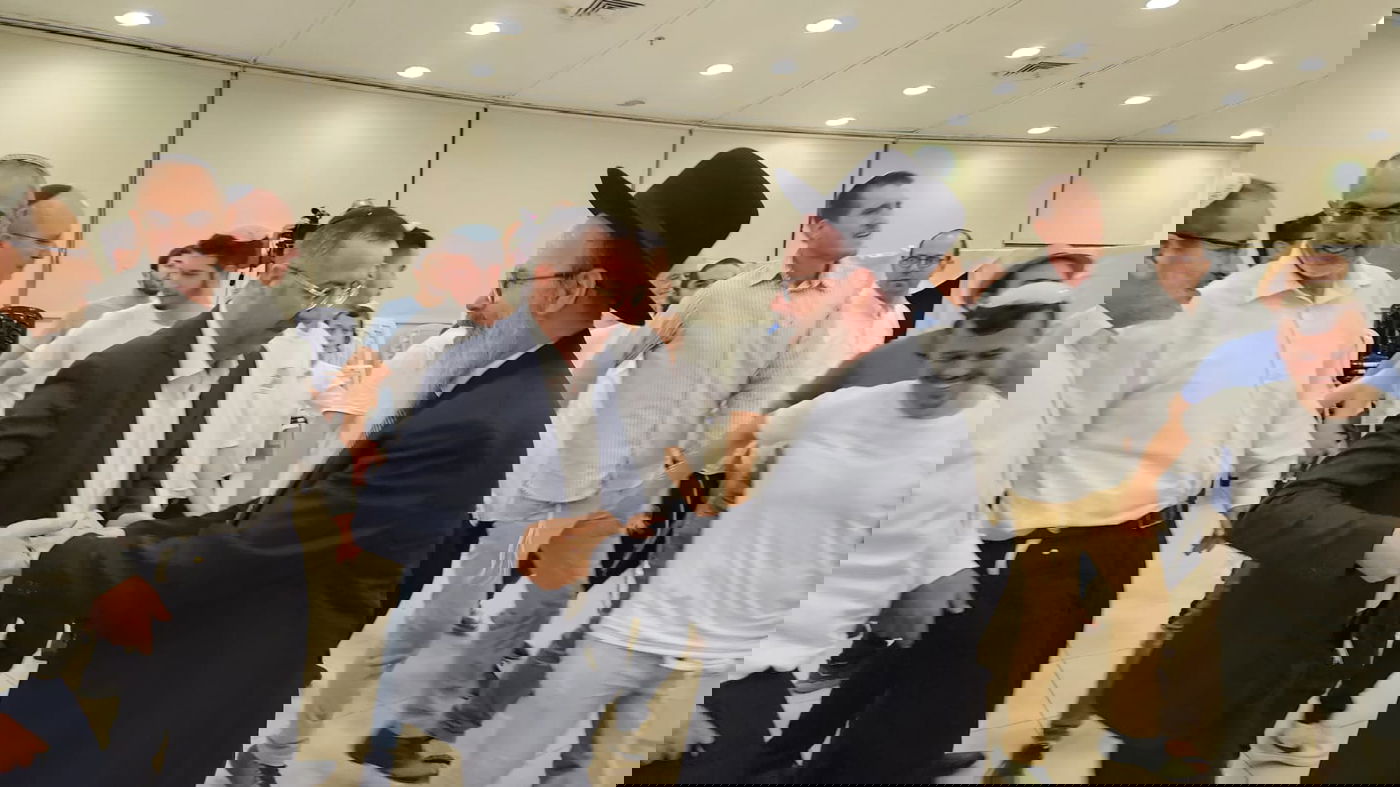 מאות בהקבלת פני רבו אצל הרב מיכה הלוי בפתח תקווה | תיעוד