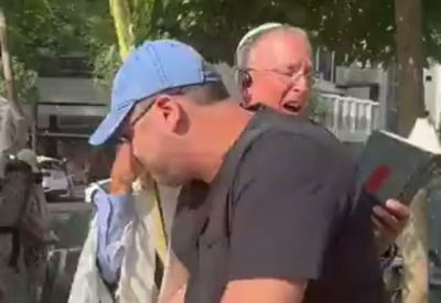 האב השכול מותקף, הבוקר בתל אביב