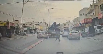 המחבל מגיח, ממטיר יריות על הרכב הנמלט - ובורח | צפו