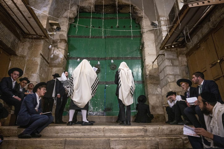 מתפללים סמוך להר הבית, אתמול