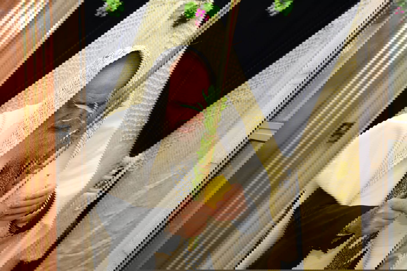 תיעוד מיוחד: הגאון רבי ראובן אלבז בנטילת ד' המינים