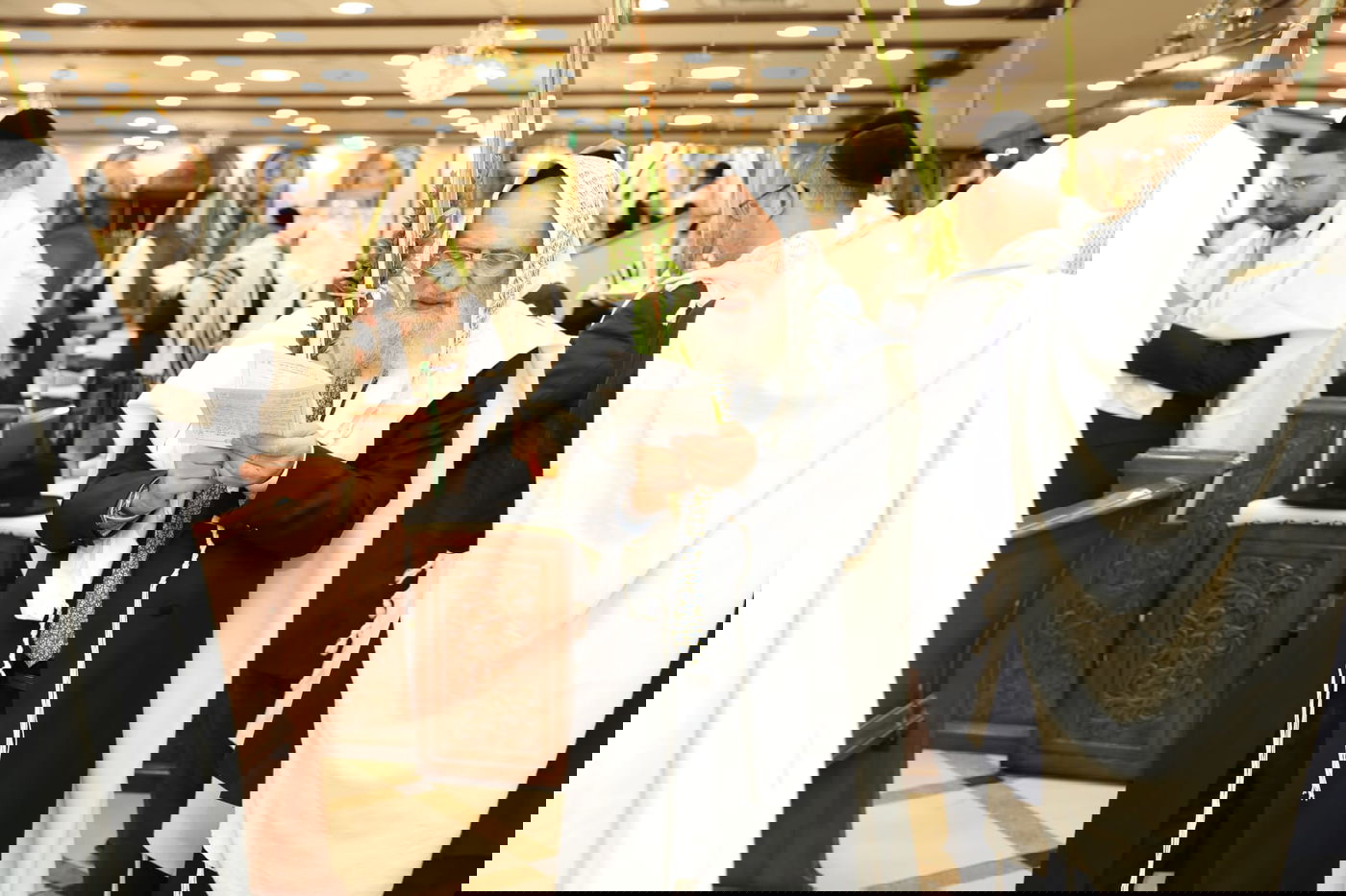 תיעוד מיוחד: הגאון רבי ראובן אלבז בנטילת ד' המינים