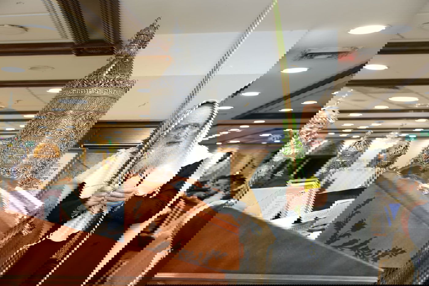 תיעוד מיוחד: הגאון רבי ראובן אלבז בנטילת ד' המינים