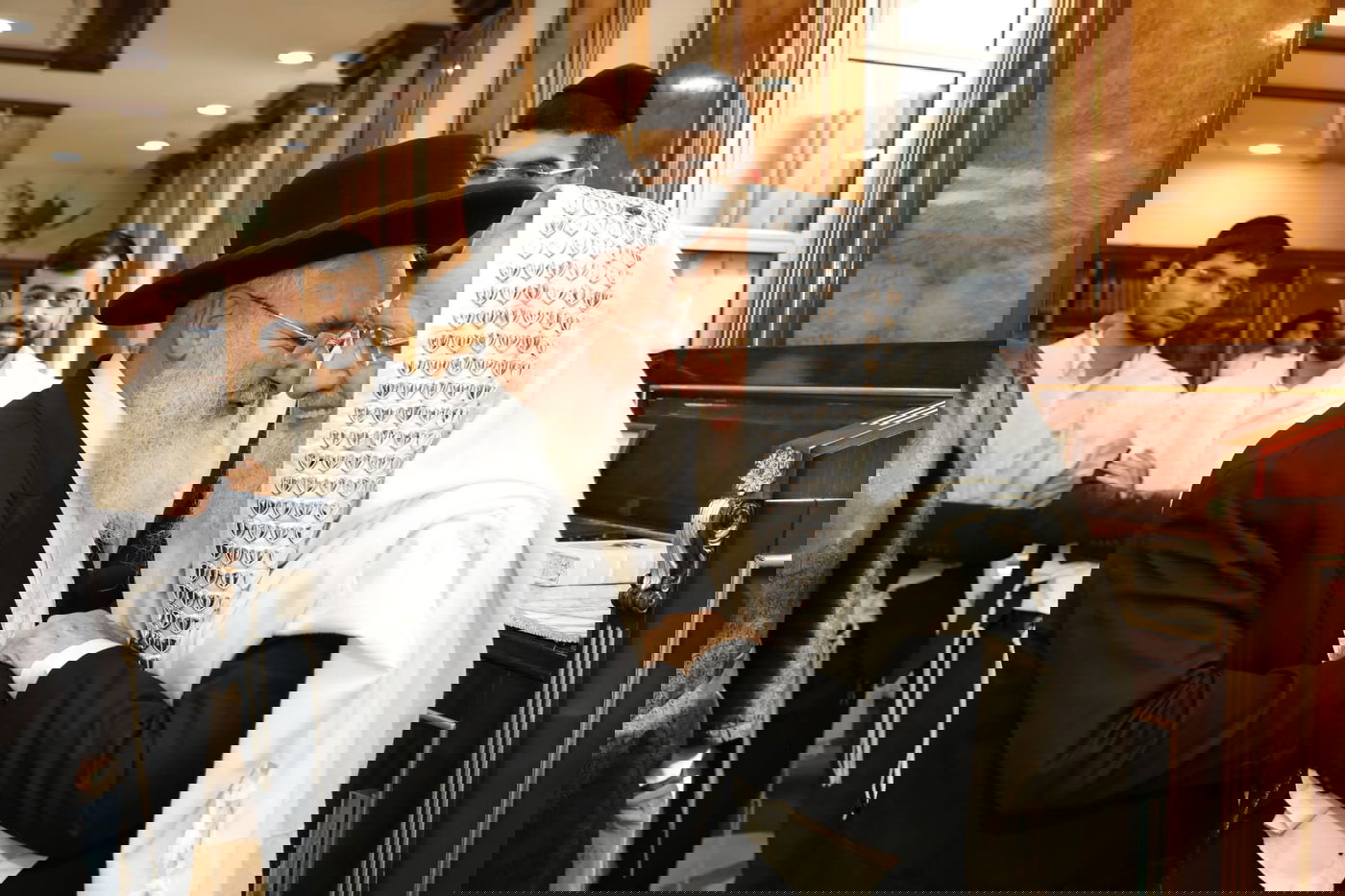 תיעוד מיוחד: הגאון רבי ראובן אלבז בנטילת ד' המינים