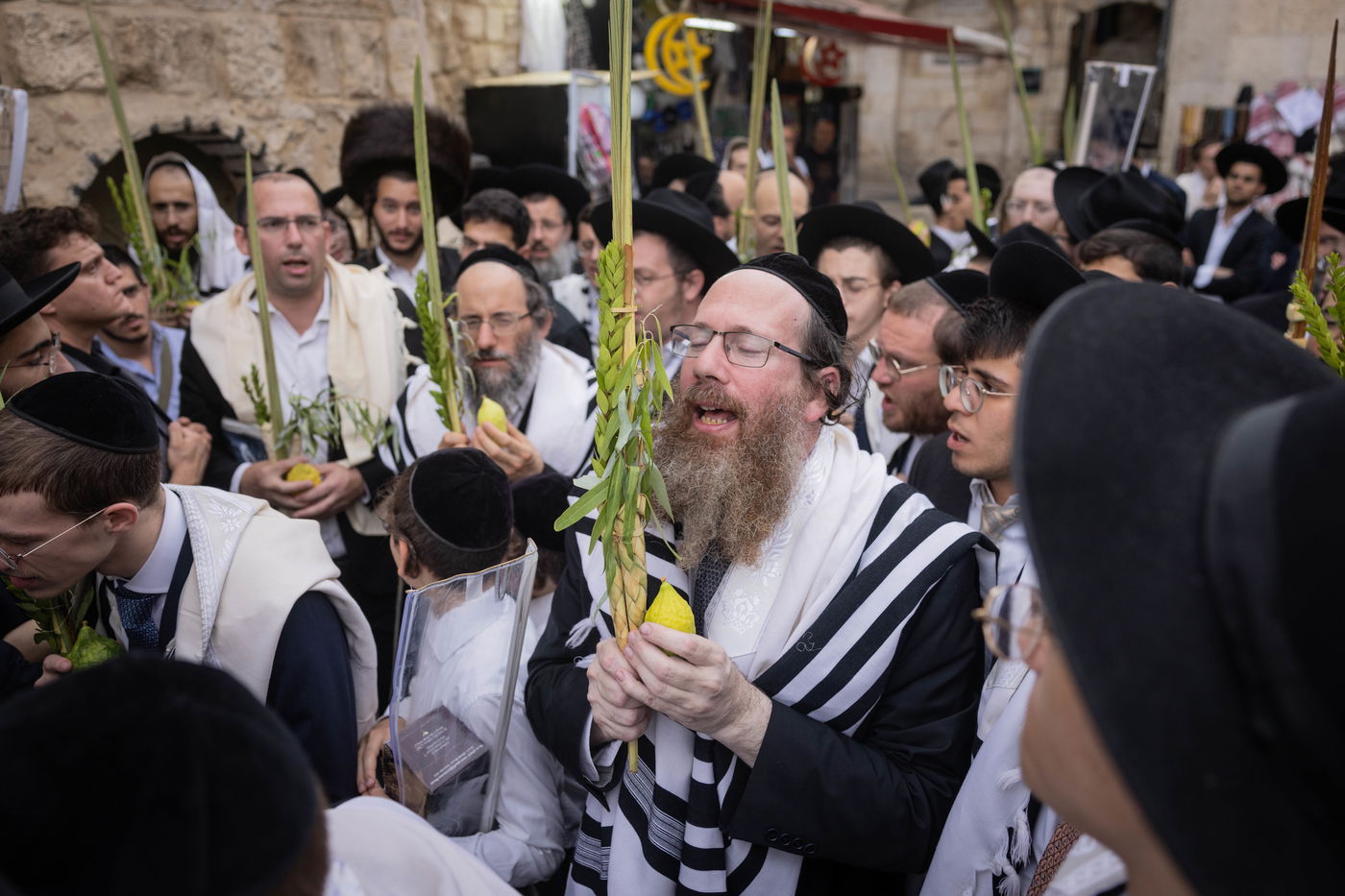 תיעוד | סיבוב השערים בחול המועד סוכות מסביב להר הבית 