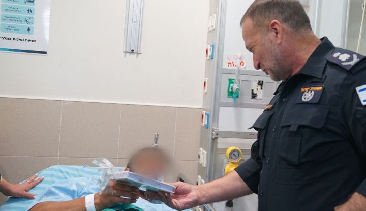 המפכ"ל מעניק ספר למסתערב שנפצע