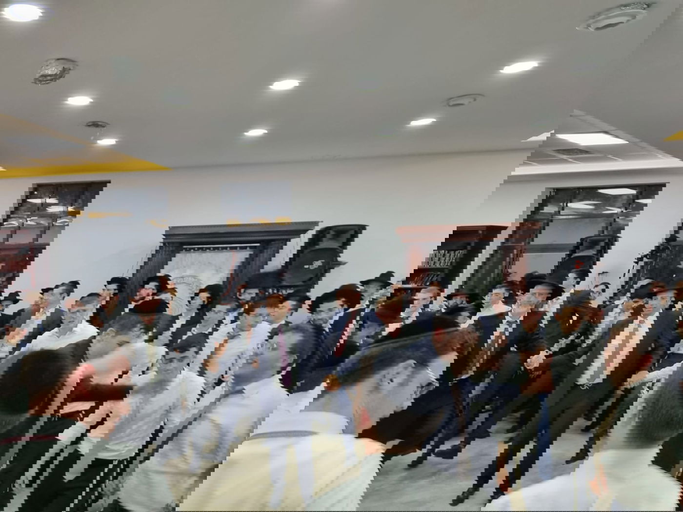 גרינברג עם תלמידי ישיבות בסוכות