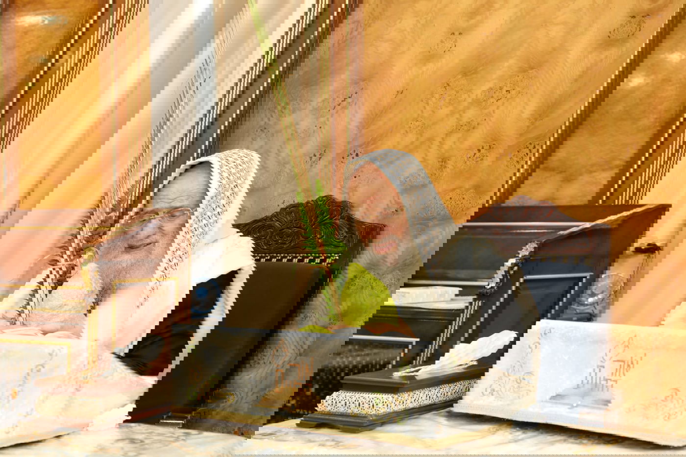 הגאון רבי ראובן אלבז, הבוקר