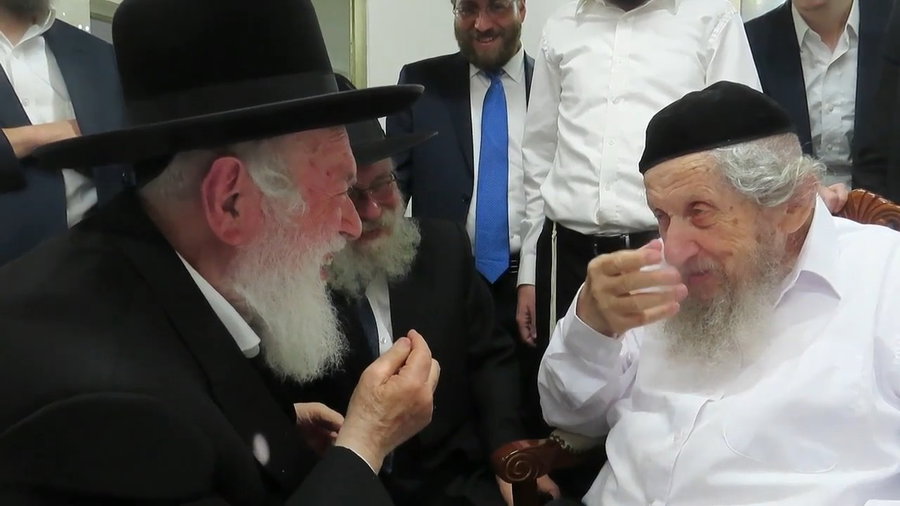 האם אפשר ליטול ידיים בקליפת אבטיח? | שיחת הגר"י זילברשטיין והגר"ד לנדו