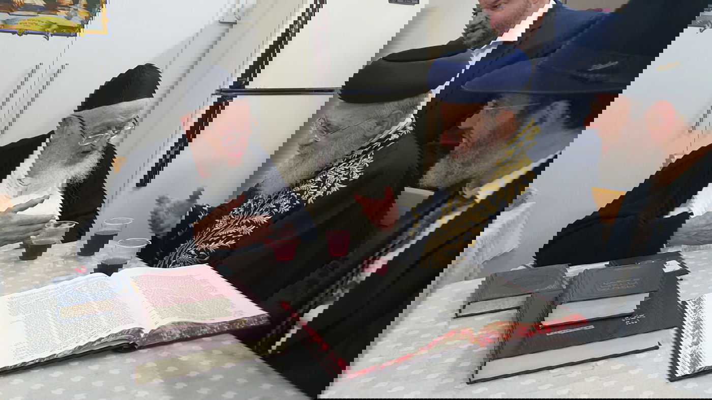 מפגשים היסטוריים של הראשון לציון עם זקני ה'מועצת' של 'דגל התורה' | מאחורי הקלעים