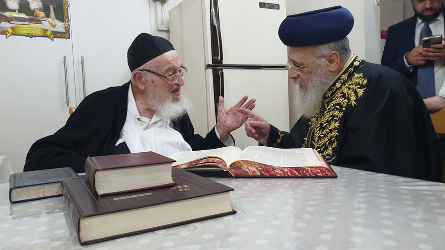 הראש"ל במעונו של הגרמ"צ ברגמן