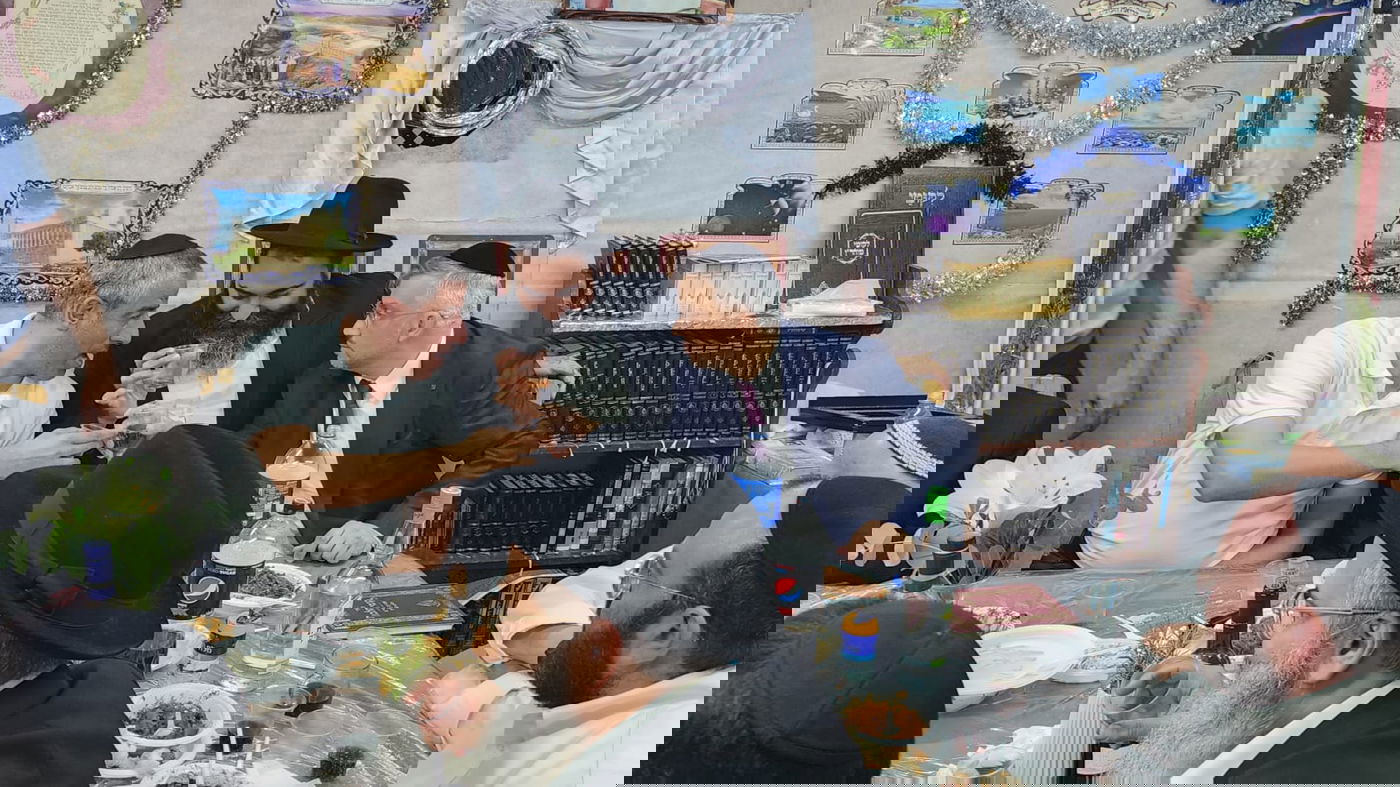 במרכז: הרב מנחם מענדל חממי מנכ"ל חיוכו של ילד