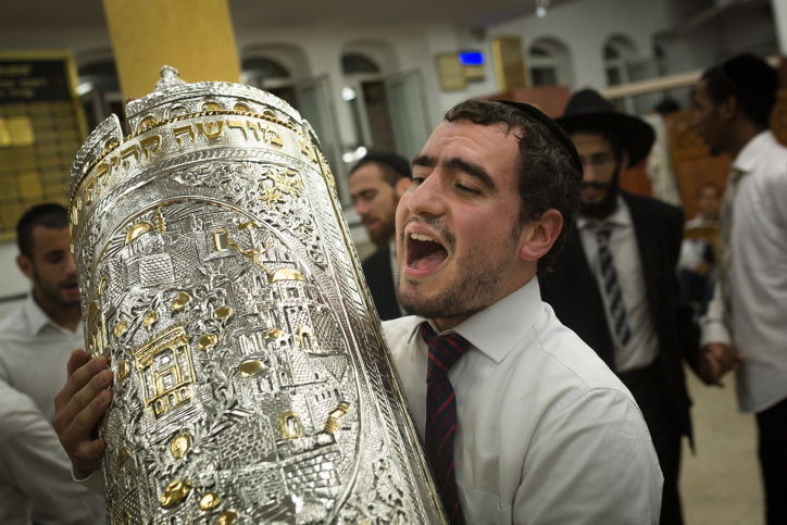 מתכוננים לחג: מהי מהותו וענייניו של חג שמחת תורה?