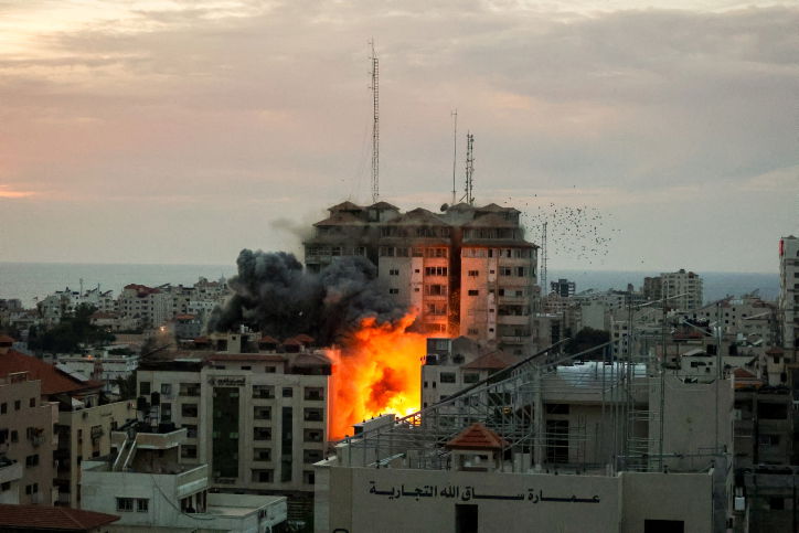 בניין עזתי מופצץ ע"י חיל האוויר, הערב