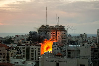 בניין עזתי מופצץ ע"י חיל האוויר, הערב