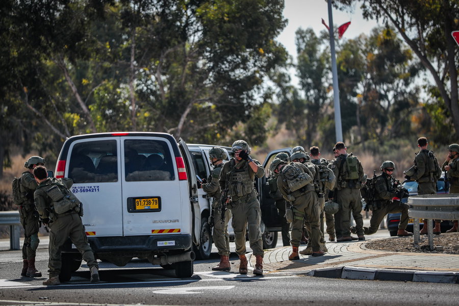 כוחות הביטחון במהלך הלחימה עם המחבלים ביממה הראשונה למלחמה