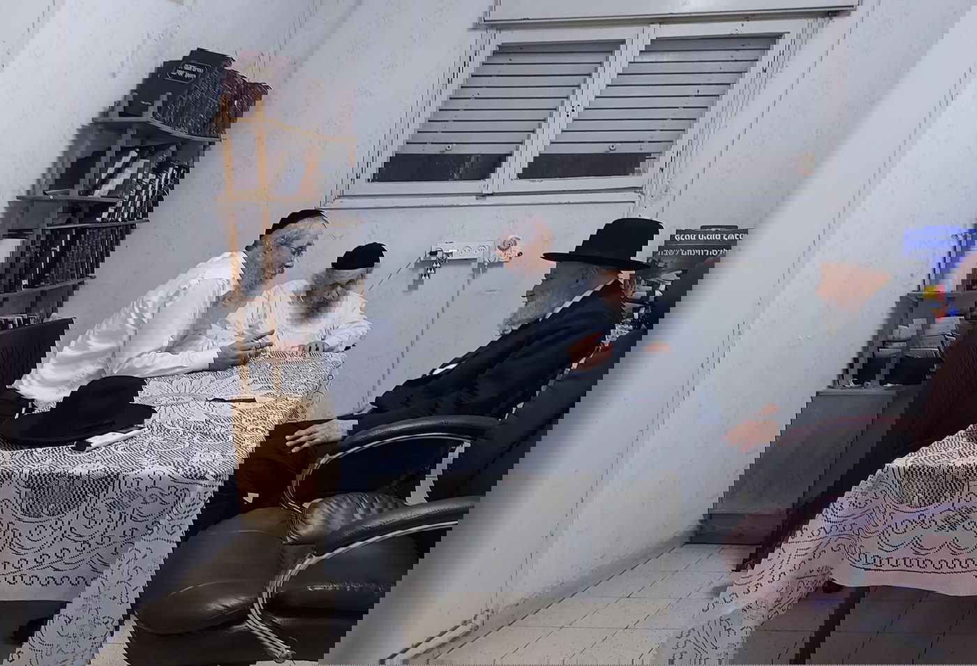 הגרמ"ה הירש בהתייעצות אצל הגר"ד לנדו, הערב