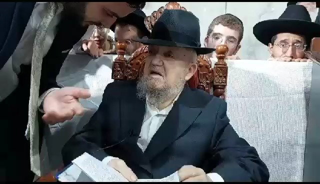 ראש הישיבה הגר"מ מאזוז בקריאת פרקי תהלים בצאת החג, יחד עם כל המתפללים בבית מדרשו