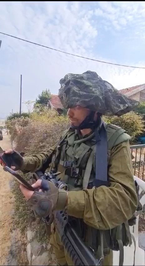 האב הנרגש משתתף בברית לבנו - בשיחת וידאו