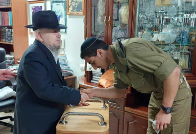 ראש הישיבה, מברך חיילים אמש, עם צאתם לקרב