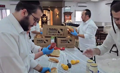 כמויות אדירות של אוכל וציוד: כך החסידים בבית שמש מסייעים לחיילים