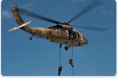 לוחמי שלדג יורדים ממסוק קרב 