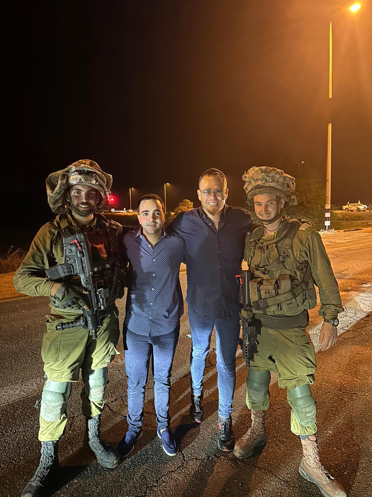 כוכב הרשת וכתב 'כיכר' פינקו את הלוחמים בגבול עזה | צפו