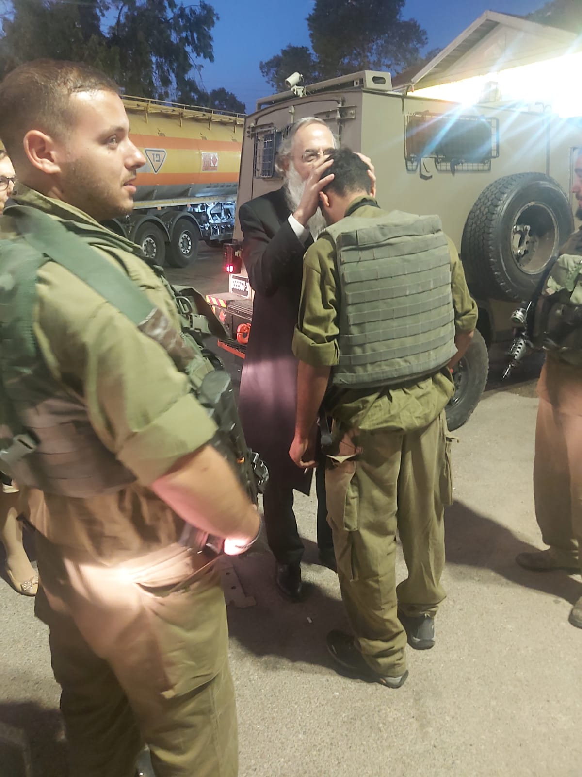 הרב לייבל מבקר את החיילים בדרום