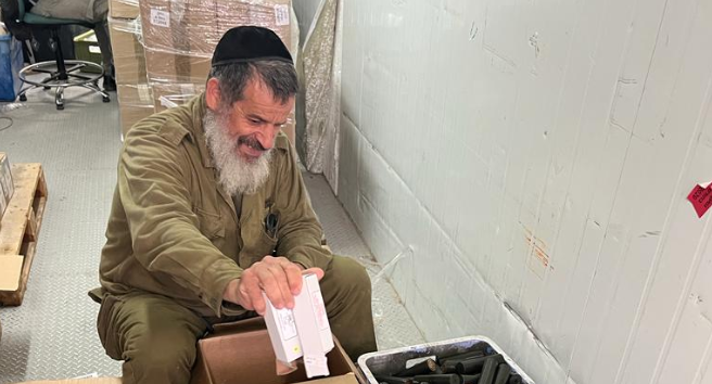 חייל חרדי מכין ציוד לצה"ל