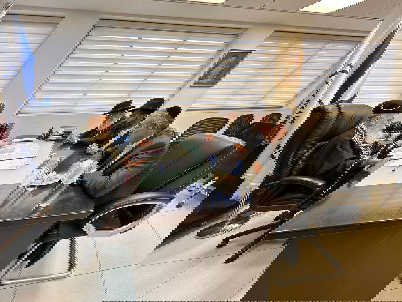 הדיון בלשכת הראשון לציון, הערב