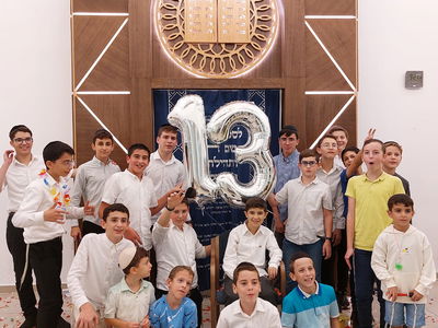 בגלל המלחמה הבר-מצווה התבטלה, כך הילדים הפתיעוו את חברם