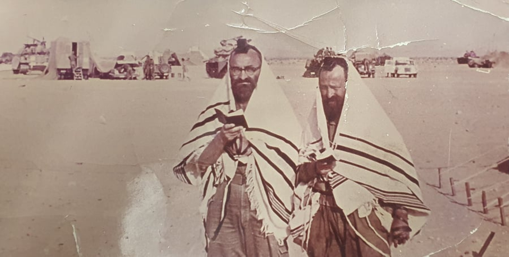 שחרית בלב המדבר, ערב חג השבועות תשכ"ז, צומת ביר גפגפה, האחים ר' יהושע ור' זלמן זילברשלג