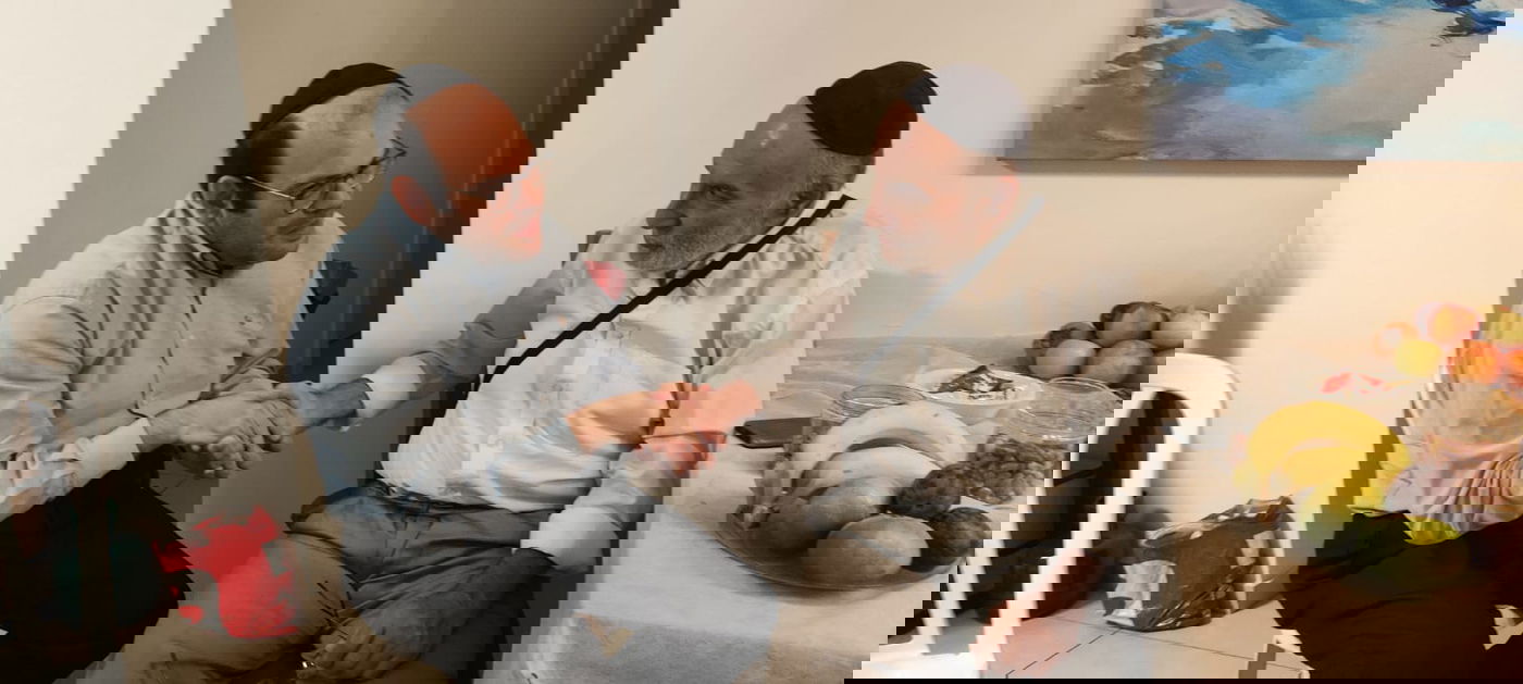 מעל מילות הכאב והאובדן בבתי הנופלים - מרחפת אמונה מחבקת