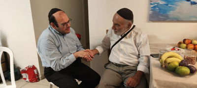 מעל מילות הכאב והאובדן בבתי הנופלים - מרחפת אמונה מחבקת