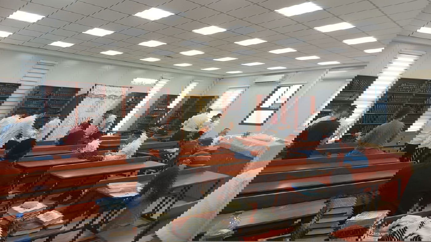 יוזמה מרגשת: מאות מתנדבים חרדים להכנת אלפי ציציות לשמירה על החיילים