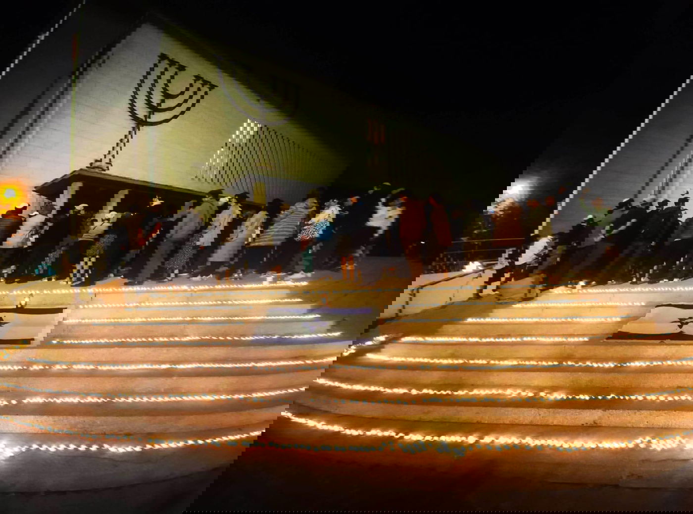 1000 נרות בעצרת תפילה והזדהות ברחבת בית הכנסת הגדול בשטרסבורג צרפת