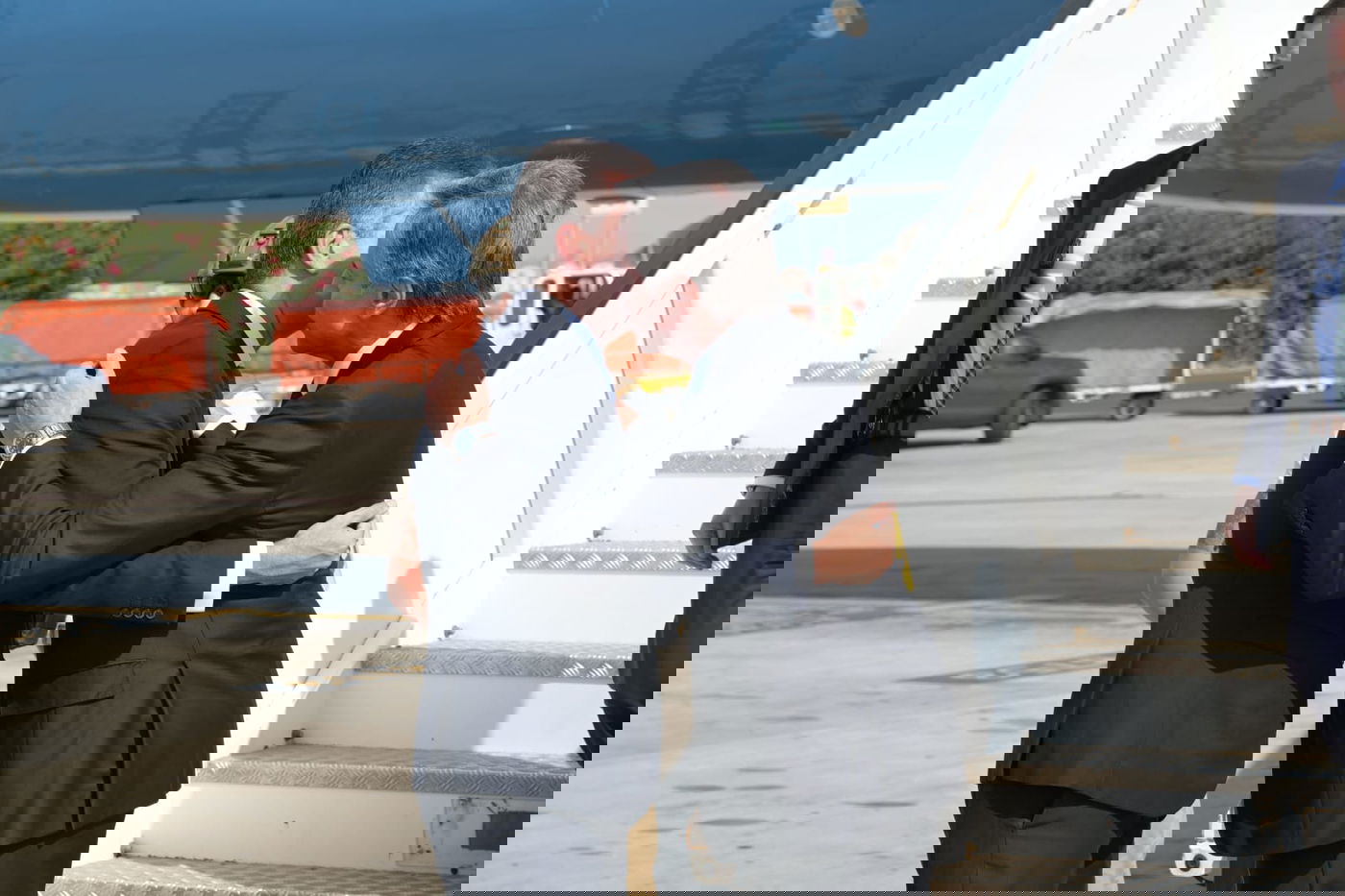 יורד מהמטוס ומתחבק עם שר החוץ אלי כהן