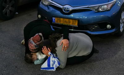 תופסים מחסה ומגוננים על ילד במהלך אזעקה