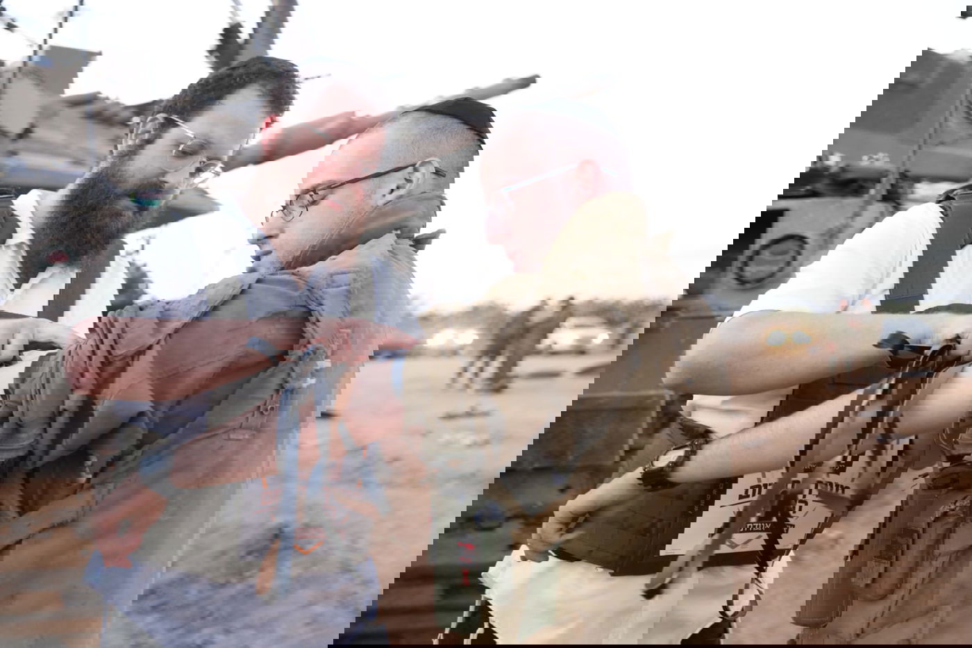 מניחים תפילין עם חיילים