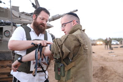 מניחים תפילין עם חיילים