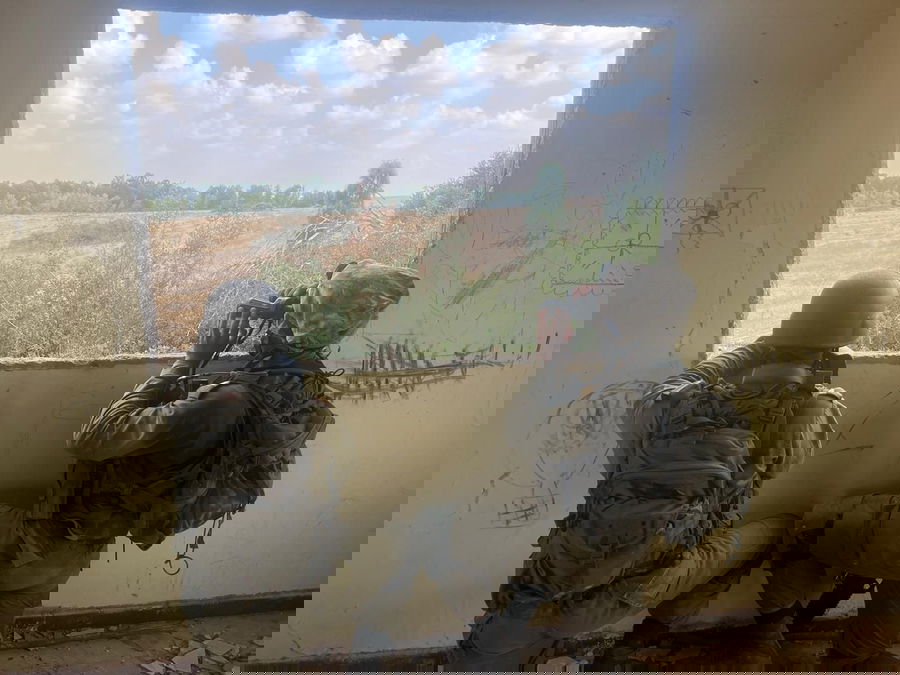 חיילים מתצפתים מבתים לעבר הגבול