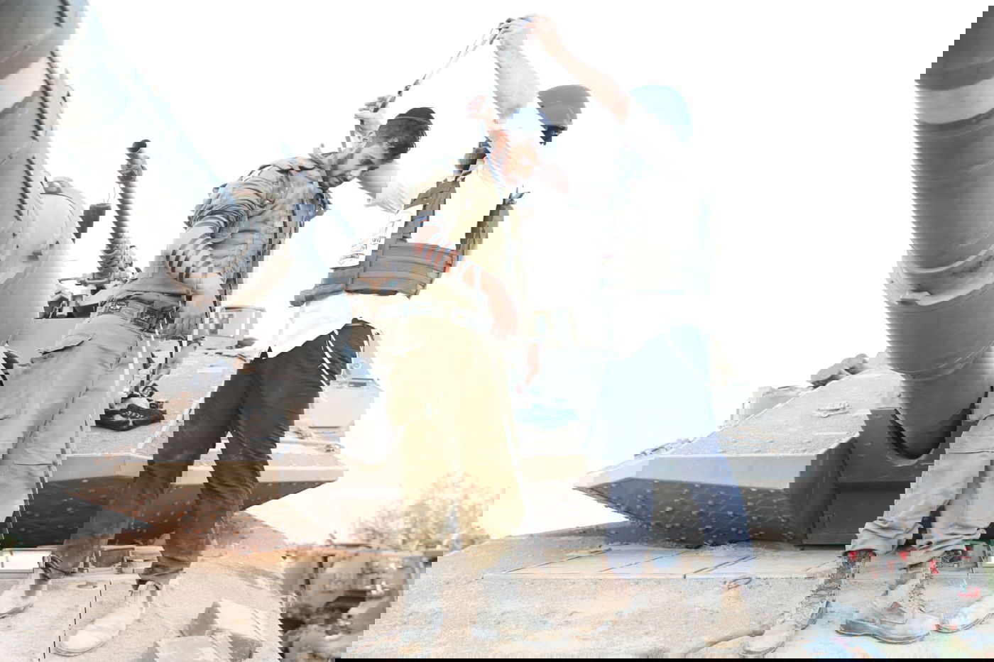 "וייראו ממך": מול האוייב בעזה - חיילים מניחים תפילין בשטח