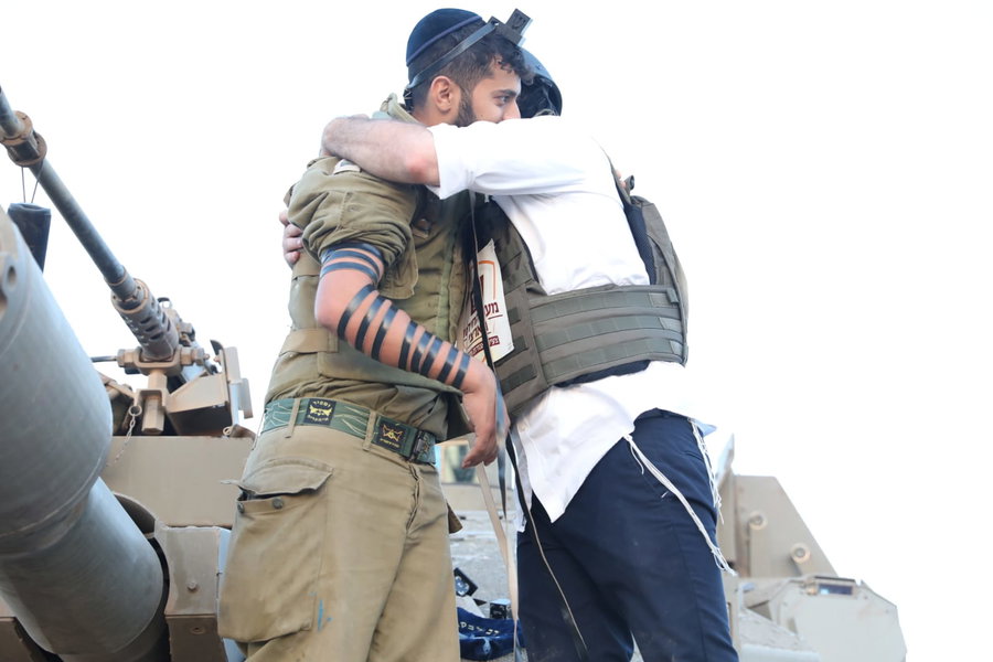 חסיד חב"ד עם חייל
