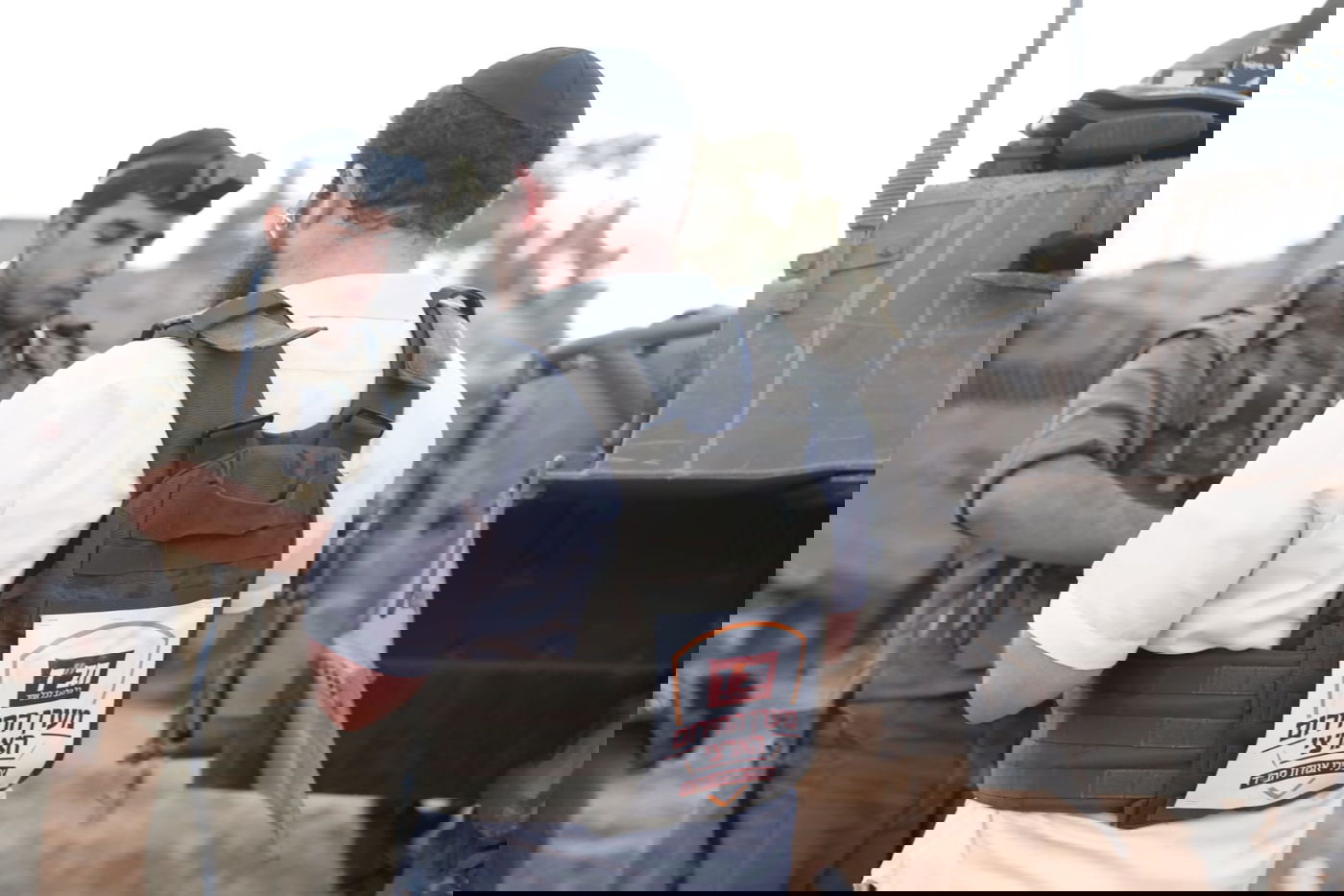 "וייראו ממך": מול האוייב בעזה - חיילים מניחים תפילין בשטח