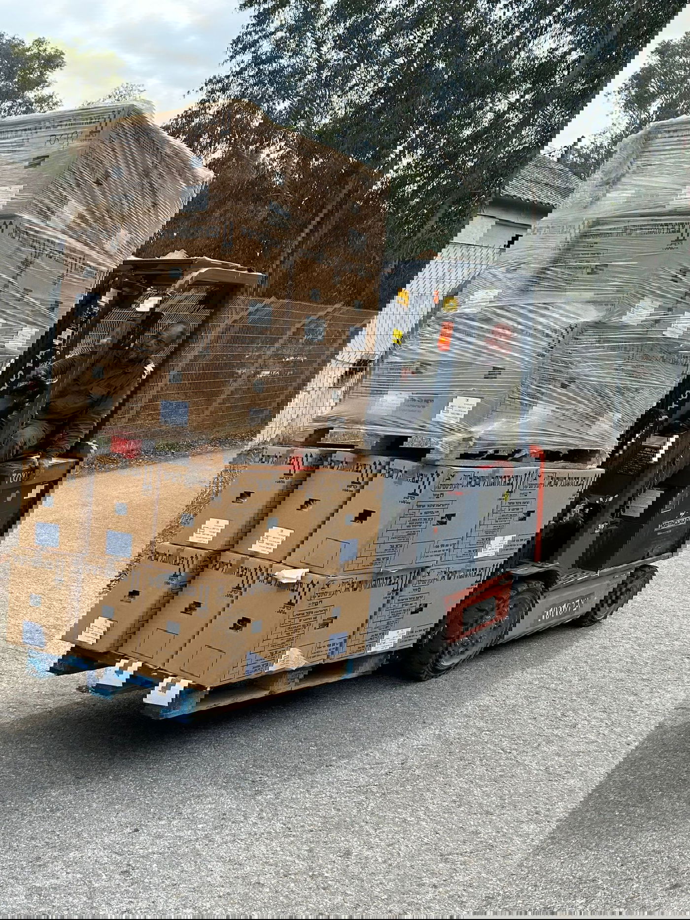 משענים ציוד לחיילים בחזית