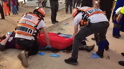 מתנדבי איחוד הצלה בפינוי הפצועים הרבים