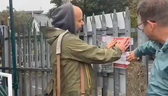 צפו בתיעוד המרגש | קמפיין ענק לתליית מודעות חטופים ברחבי העולם צובר תאוצה
