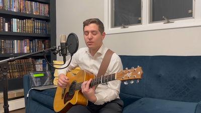 אמן הגיטרה הצעיר בביצוע מיוחד לתקופה זו: "והיא שעמדה"