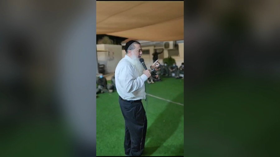 הרב יגאל כהן מחזק את הלוחמים